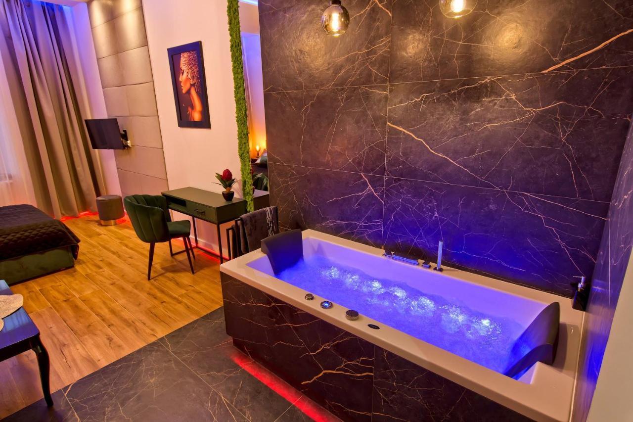 Apartament Czarny Z Jacuzzi Krasków Eksteriør bilde