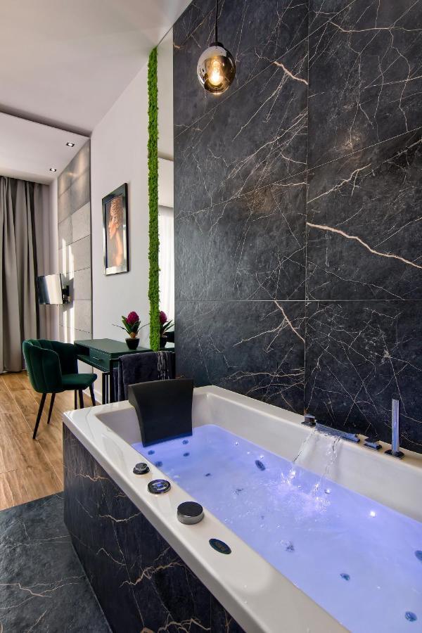Apartament Czarny Z Jacuzzi Krasków Eksteriør bilde