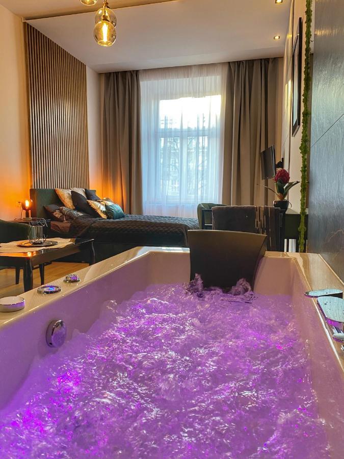 Apartament Czarny Z Jacuzzi Krasków Eksteriør bilde