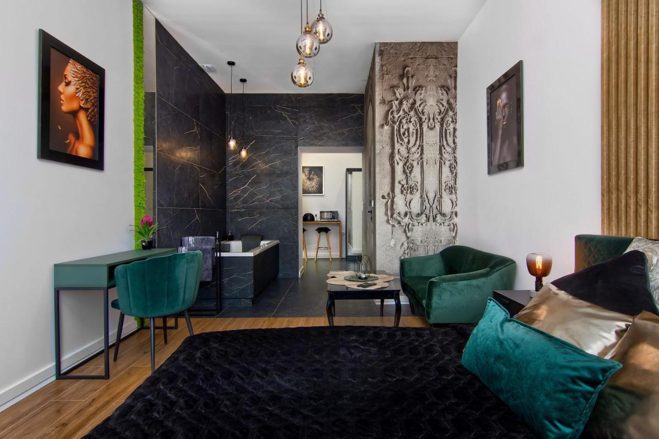 Apartament Czarny Z Jacuzzi Krasków Eksteriør bilde