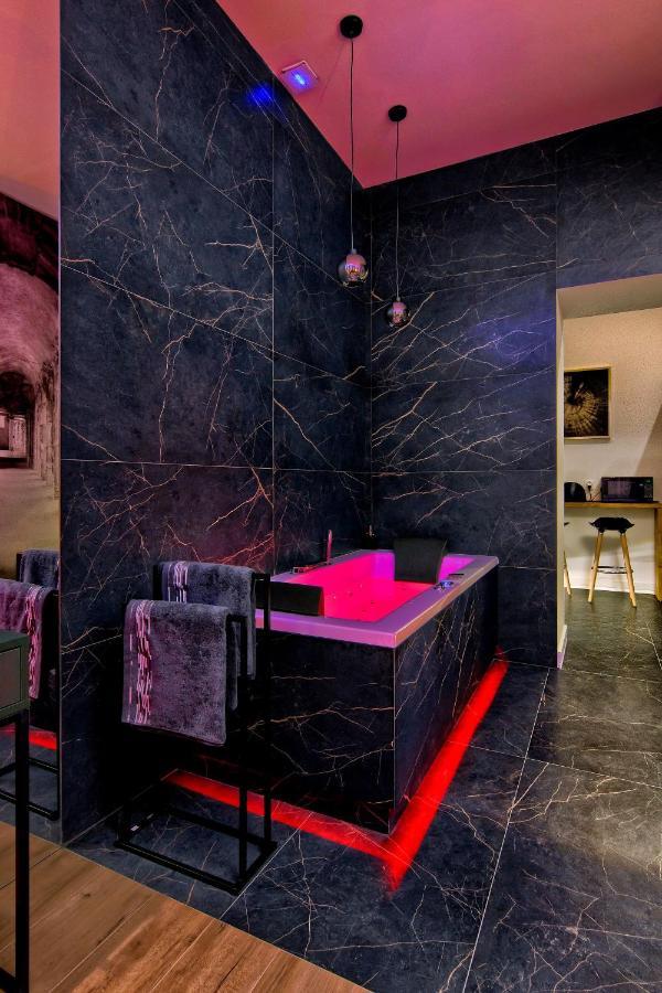 Apartament Czarny Z Jacuzzi Krasków Eksteriør bilde