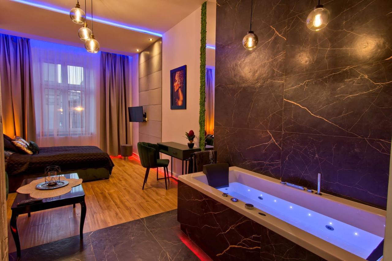 Apartament Czarny Z Jacuzzi Krasków Eksteriør bilde